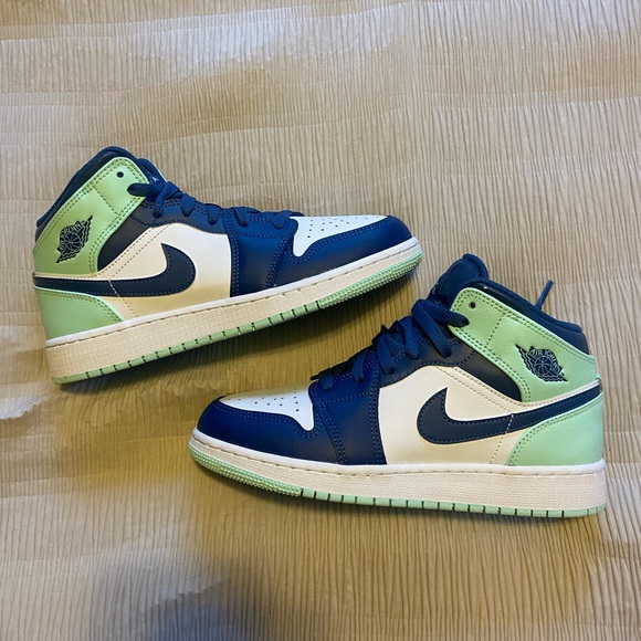 ‼️SOLD‼️ Air Jordan 1 Mid - Picture 9 of 10